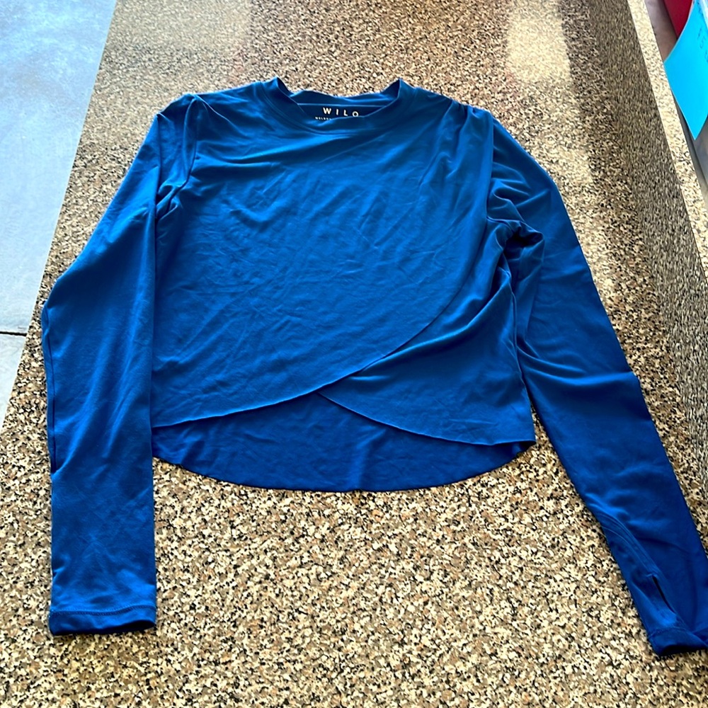 Wilo women’s athletic top size medium